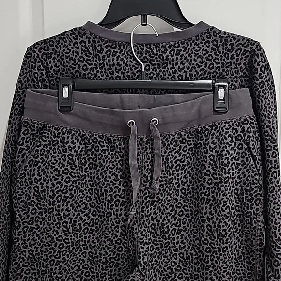 J. Crew Size Medium Leopard Print Sweatshirt and Sweatpants Bundle - like new - Picture 10 of 11